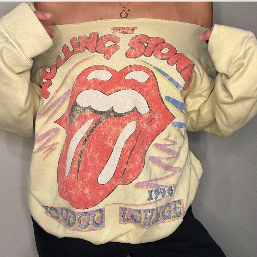 The Rolling Stones sweatshirt 💛😛 - Picture 3 of 4